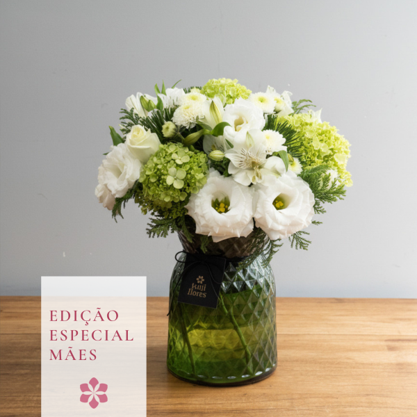 arranjo "vitória" - mix de flores brancas e um toque de verde