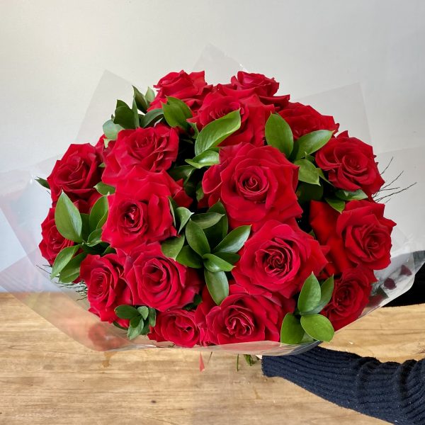 bouquet clássico de 18 rosas importadas - Image 3